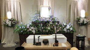 一日葬儀の花祭壇